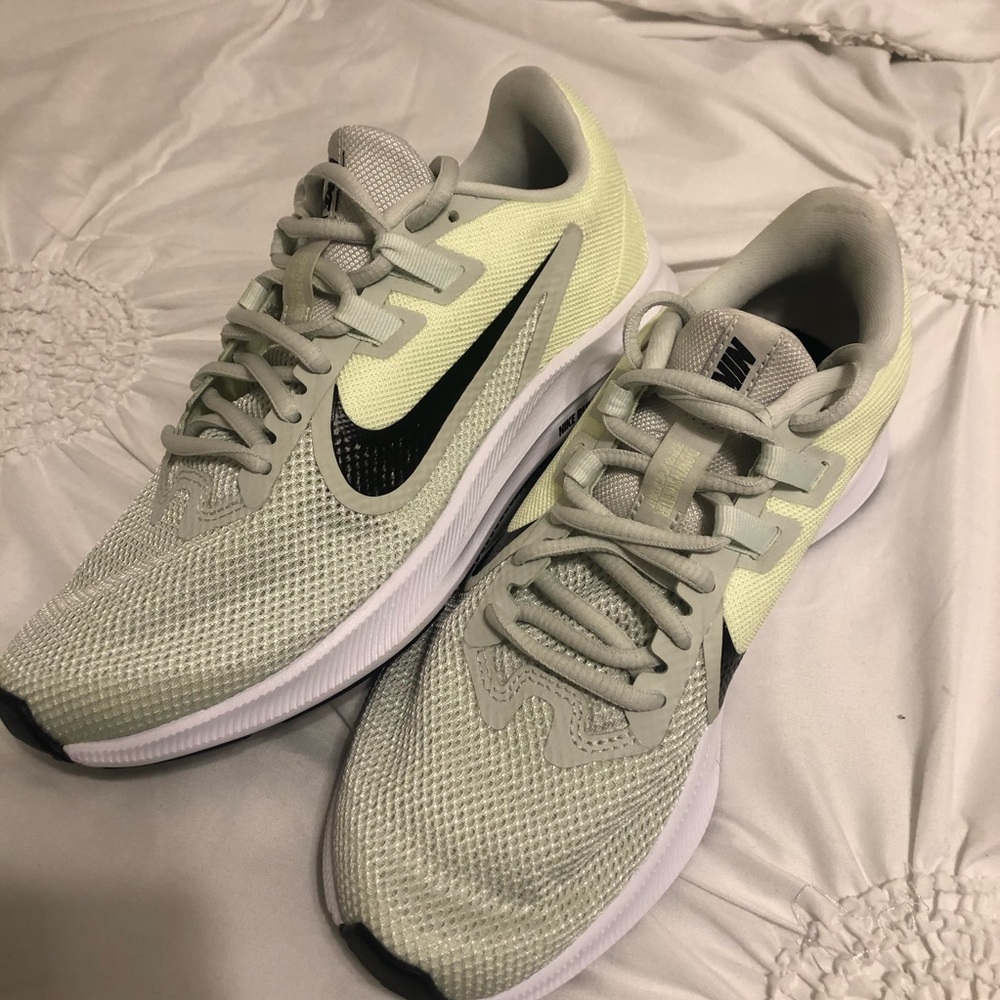 BRAND NEW NIKE RUNNING SNEAKERS